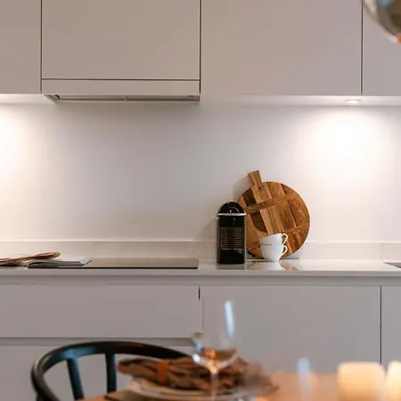 Huswell - Stylish With Harbour View Apartment *