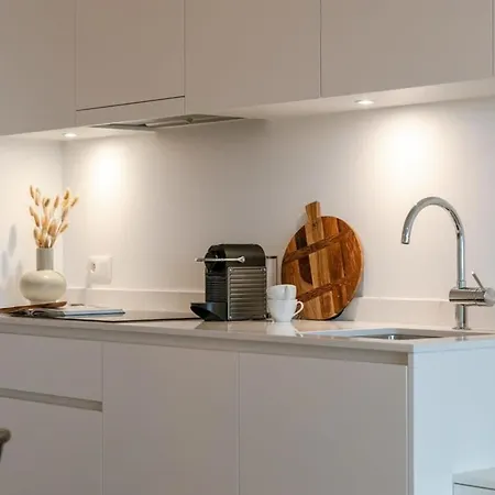 Huswell - Stylish With Harbour View Apartment